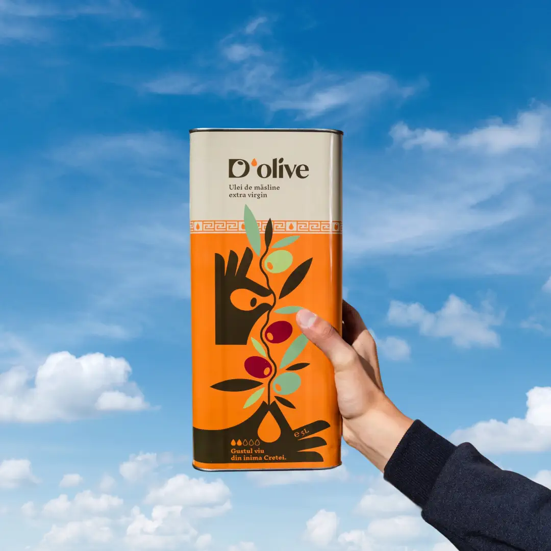 Ulei de măsline extravirgin D’Olive Gustul Prietenos, din măsline Koroneiki din Creta, în recipient de 5 litri ținut în mână pe fundal de cer albastru.